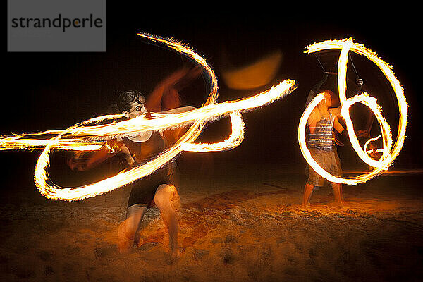 Menschen spinnen Feuer am Shelley Beach in der Nähe von Manly  Australien