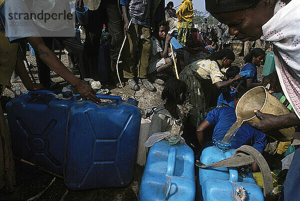 Menschen sammeln Wasser aus einem Brunnen  Shashemene  Äthiopien  Afrika