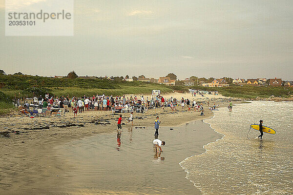 Mitglieder der Weekapaug-Gemeinschaft genießen einen Hummerauflauf am Strand.
