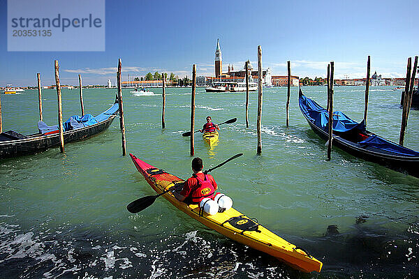 Ein junges Paar im Seekajak in Venedig  Italien.
