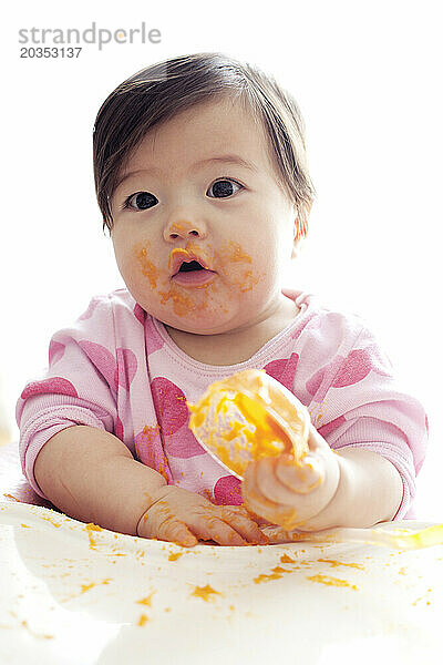 Ein Baby spielt in New York  New York  mit seinem Essen.