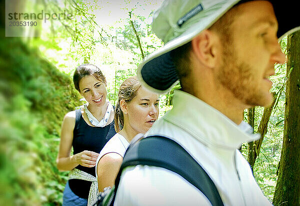 Drei Wanderer halten an  um eine Pause entlang des Eagle Creek Trail  Hood River  Oregon  einzulegen.