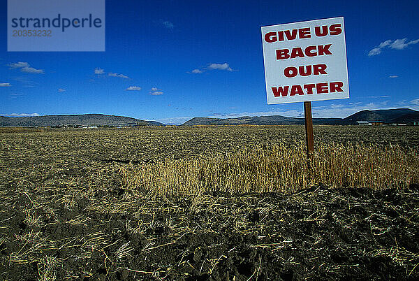 Melden Sie sich auf einem Bauernfeld in der Nähe von Klamath Falls  OR an. Die Landwirte protestierten gegen eine Bundesentscheidung  wonach Wasser für drei gefährdete Fischarten reserviert und nicht an die Bevölkerung weitergegeben werden sollte