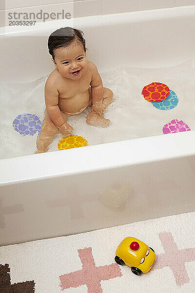 Ein Baby badet in der Wanne in New York  New York.