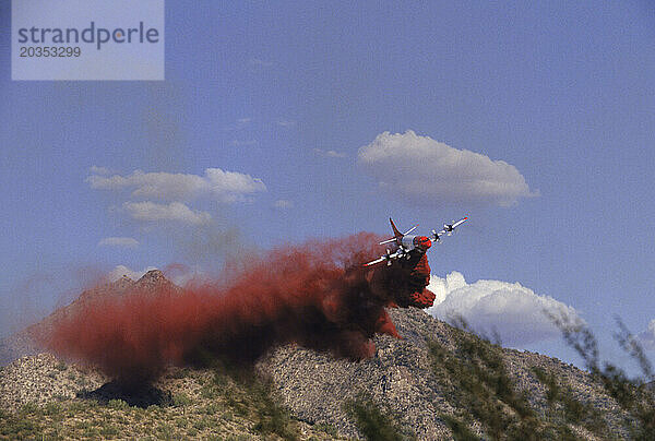 Wüstenbrand mit Flugzeug bekämpft.