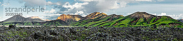 Lavafelder und Berge  Landmannalaugar  Island