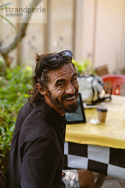 Glücklicher lachender bärtiger Mann. Bali