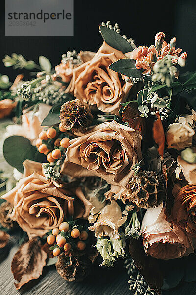 Nahaufnahme von getrockneten Rosen in einem vom Herbst inspirierten Blumenarrangement