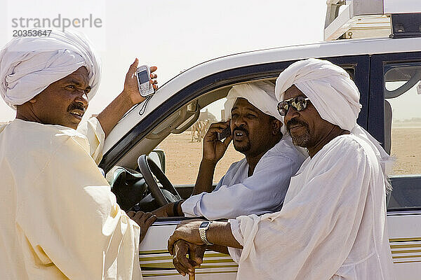 Der Kaufmann Sayyid Abdelbagi (M) in El Obeid  Nordkordofan  Sudan  besucht den Kamelmarkt  um Kamele zu besichtigen und zu kaufen  um sie zu exportieren