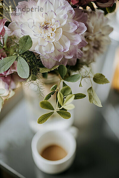 Blumenstrauß mit einer Tasse Kaffee am Morgen