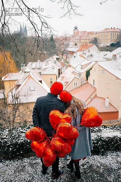 Junges Paar geht mit Luftballons im Herzen durch Prag