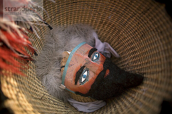 Während der Karnevalsfeierlichkeiten in Yautepec  Mexiko  sitzt eine Chinelo-Maske in einem Chinelo-Hut