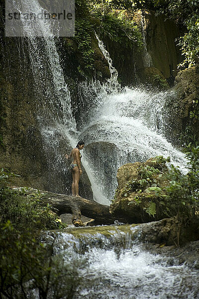 Ein Touristenbad im Wasserfall Las Golondrinas in Lacanha  Chiapas  Mexiko