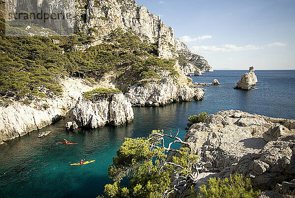 Zwei Kajakfahrer in Les Calanques bei Cassis  Frankreich.