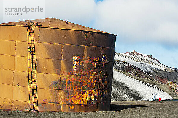 Die alte verlassene Walfangstation auf Deception Island auf den Südshetlandinseln vor der Antarktischen Halbinsel  einer aktiven vulkanischen Caldera.