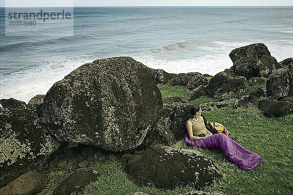 Eine Frau campt an der Küste von Na Pali  Kauai.