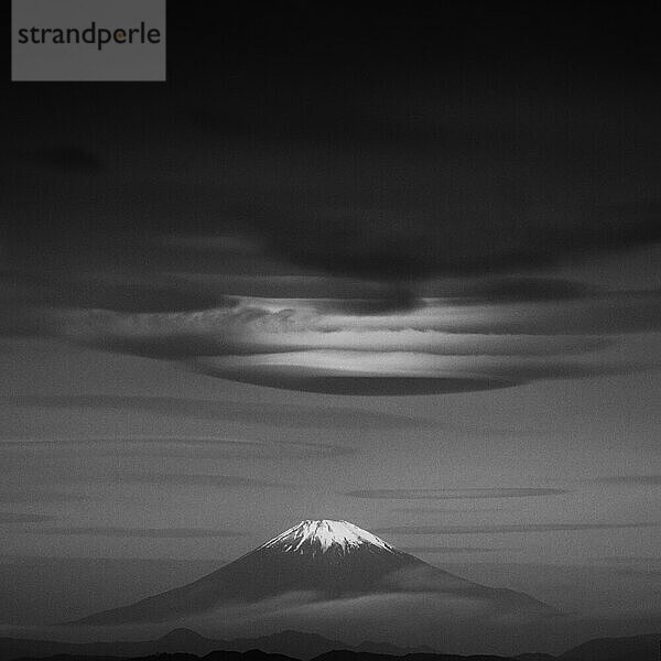 Langzeitbelichtung von Wolken über dem Fuji