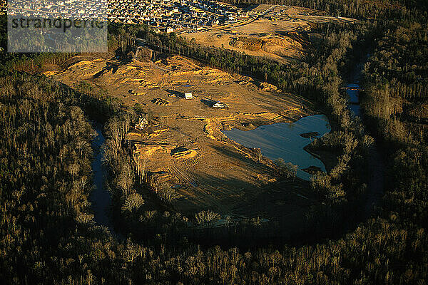 Luftaufnahme des Cahaba River in der Nähe von Birmingham  Alabama. Im Hintergrund ist die Unterteilung River Woods Estates und Habsheys zu sehen.