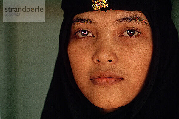 Muslimische Mädchen probieren Kleidung an  Bandung  Java  Indonesien.