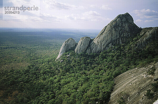 Granithügel erheben sich aus dem Busch im Norden Mosambiks.
