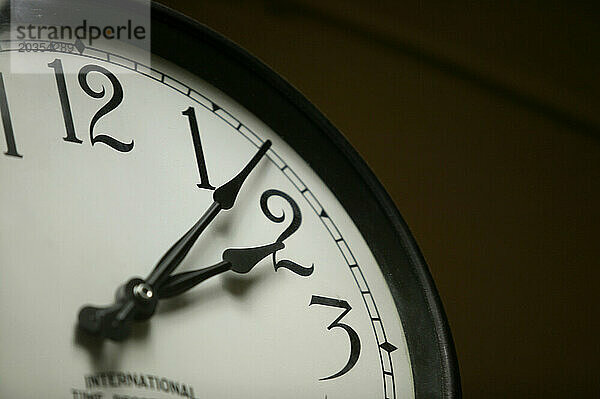 Das Zifferblatt einer Uhr zeigt die Zeit an.