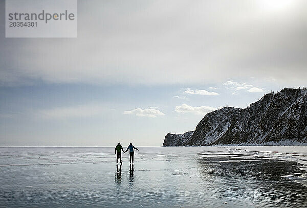 Ein paar Eislaufen auf dem zugefrorenen Baikalsee  Sibirien  Russland.