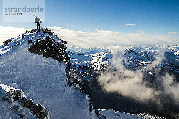 Mann mit Splitboard auf dem Gipfel eines Berges  Whistler  British Columbia  Kanada