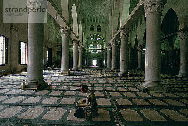 Mann betet in einer Al-Aqsa-Moschee  Jerusalem  Israel