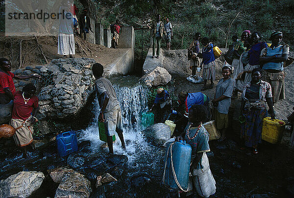 Menschen sammeln Wasser Konso Äthiopien Afrika
