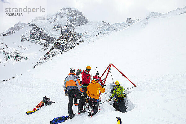 Ein Bergrettungstechniker stürzt in eine Gletscherspalte. Wenn ein Skifahrer durch den Schnee bricht und stürzt  besteht der einzige Ausweg darin  von den Rettern der Air Zerm herausgeholt zu werden
