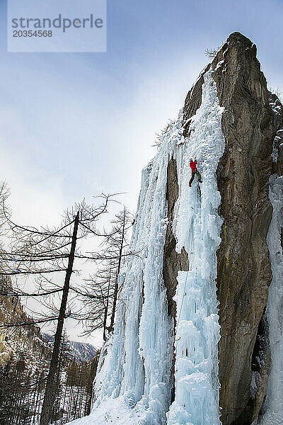 Person Eisklettern im Eispark Ceresole Reale im Piemont  Italien