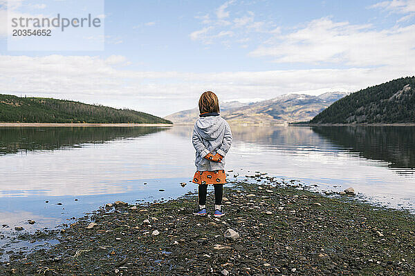 Junges Mädchen genießt einen ruhigen Moment am See