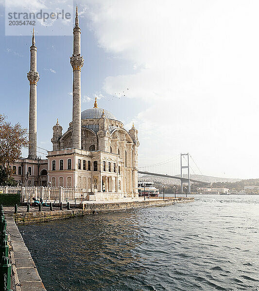 Panoramafoto der Ortaköy-Moschee an einem sonnigen Tag  Istanbul