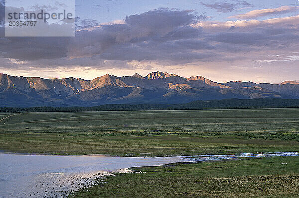 Die Sonne geht auf der Sawatch Range und dem Taylor Reservoir in Zentral-Colorado unter.