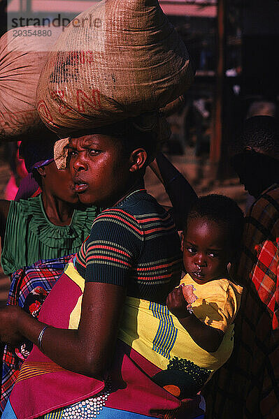 Frau und Kind in Buganda