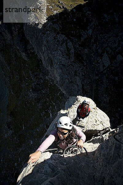 Zwei Personen betreiben den Klettersteigsport in den französischen Alpen.