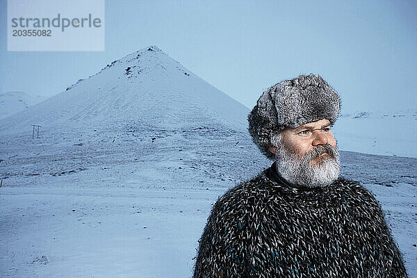 Porträt eines Mannes in einer Winterlandschaft