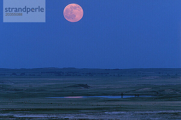 Mondaufgang über einem offenen Feld  South Dakota  USA.