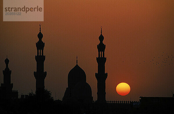 Silhouette einer Moschee in Kairo  Ägypten.