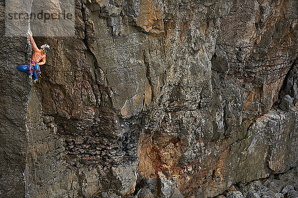 Kletterer klettern auf einer Klippe  Pembroke  Wales  Großbritannien