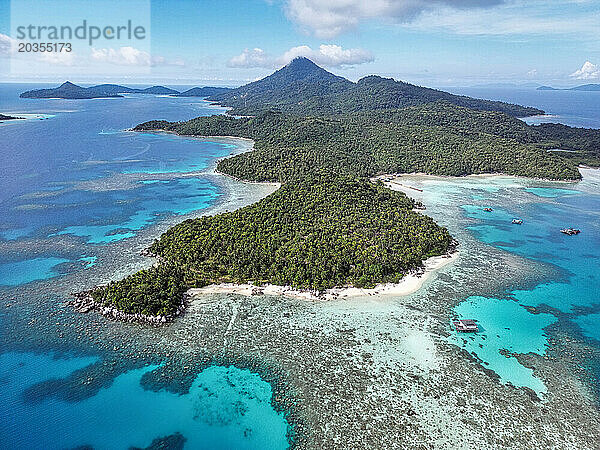 Indonesien Anambas-Inseln - Drohnenansicht der Insel Telaga