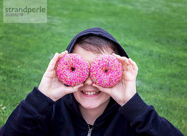 Kinder haben Spaß mit Donuts