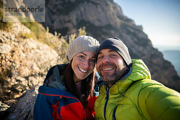 Ein paar Bergsteiger machen während einer Route ein Selfie.