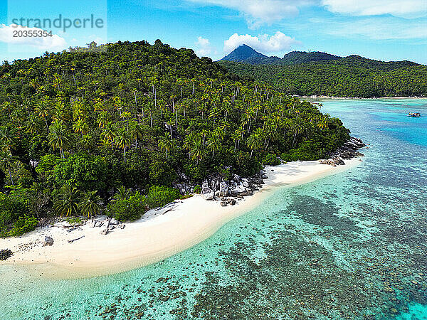 Indonesien Anambas-Inseln - Drohnenansicht der Insel Telaga