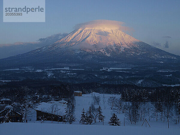 Alpenglühen auf dem Berg Yotei  gesehen vom Dorf Niseko  Japan.