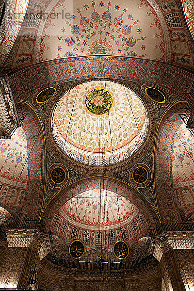 Bunte Kuppel der Yeni-Cami-Moschee in Istanbul