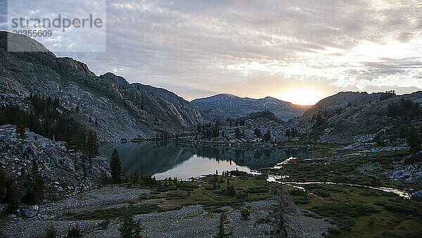 Sonnenaufgang über dem Ediza Lake in der Ansel Adams Wilderness.