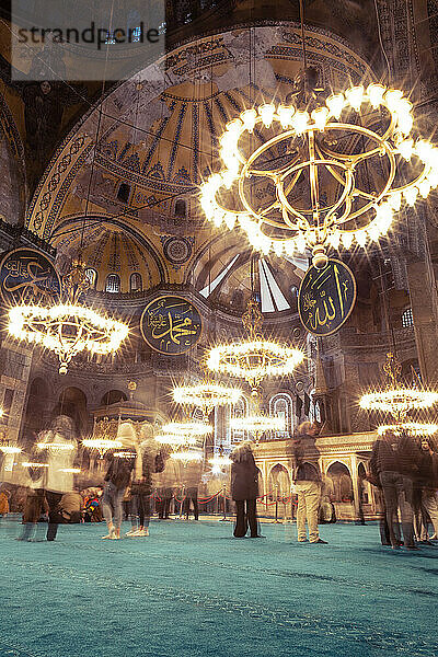 Mehrere Touristen besuchen die Hagia Sophia-Moschee