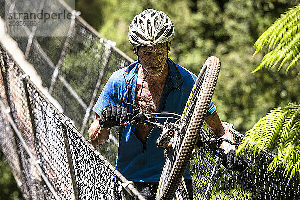 Mountainbiker nehmen am Wildside MTB-Event in Tasmanien teil.