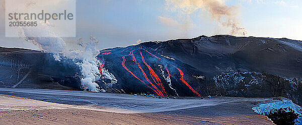 Lava fließt einen Berghang in Fimmvörðuháls in Island hinunter